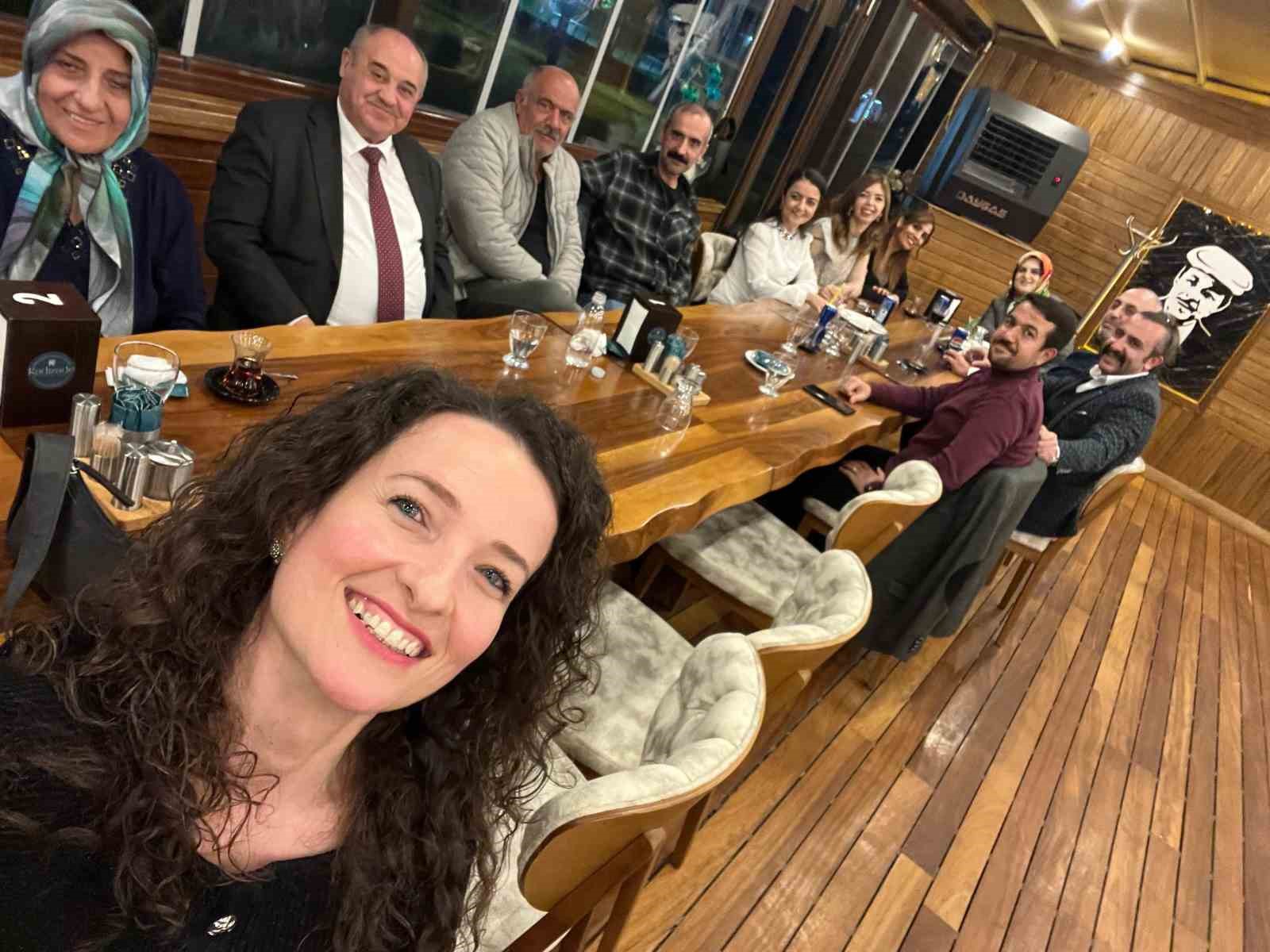 Kırşehir’de 43 yıllık eğitimciye öğrencilerden duygusal veda
