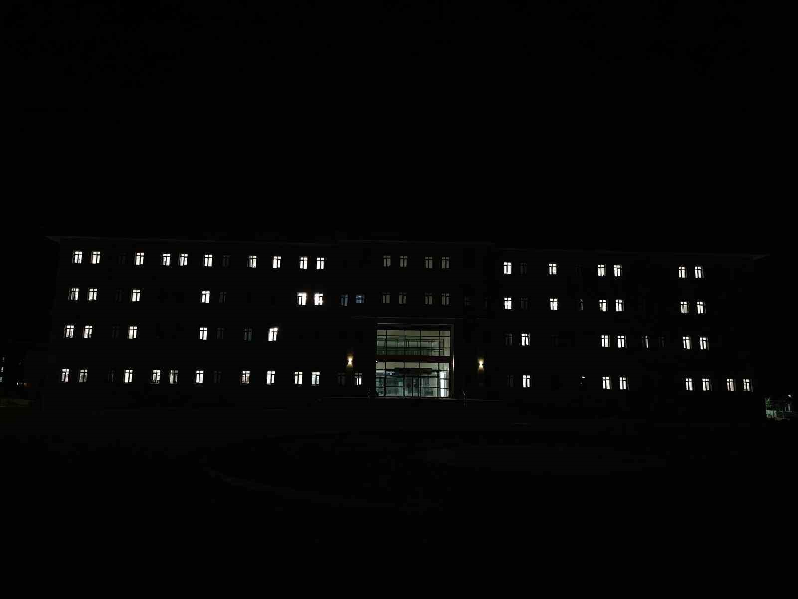 Kız öğrencilerinden ışıklı 102. yıl koreografisi
