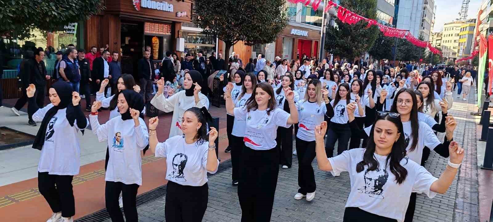Avrasya Üniversitesi Cumhuriyet Bayramı kutlamalarını harmandalı zeybeği ile başlattı
