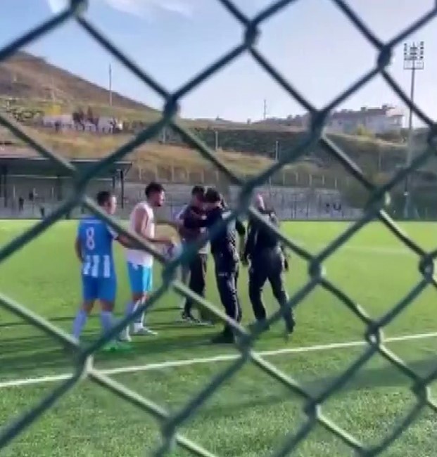 Amat&ouml;r ma&ccedil;ta polisin biber gazlı m&uuml;dahalesiyle ilgili soruşturma başlatıldı
