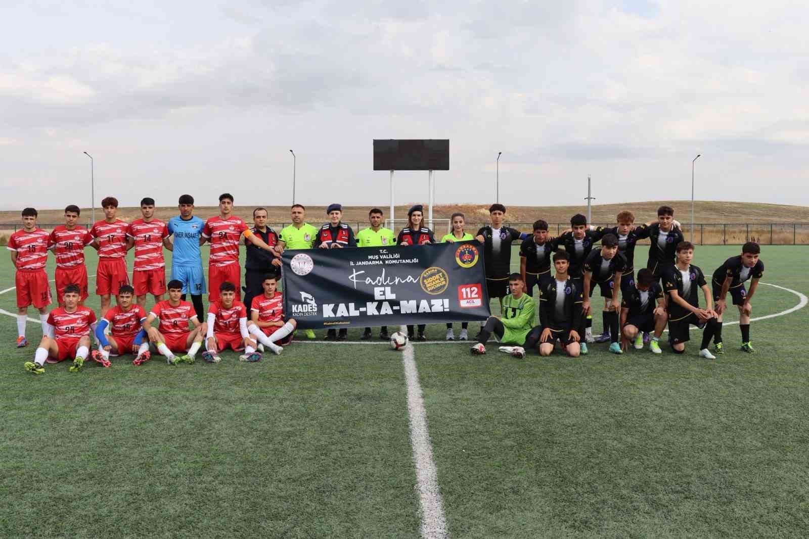 Futbol maçında "Kadına El Kalkamaz" farkındalığı
