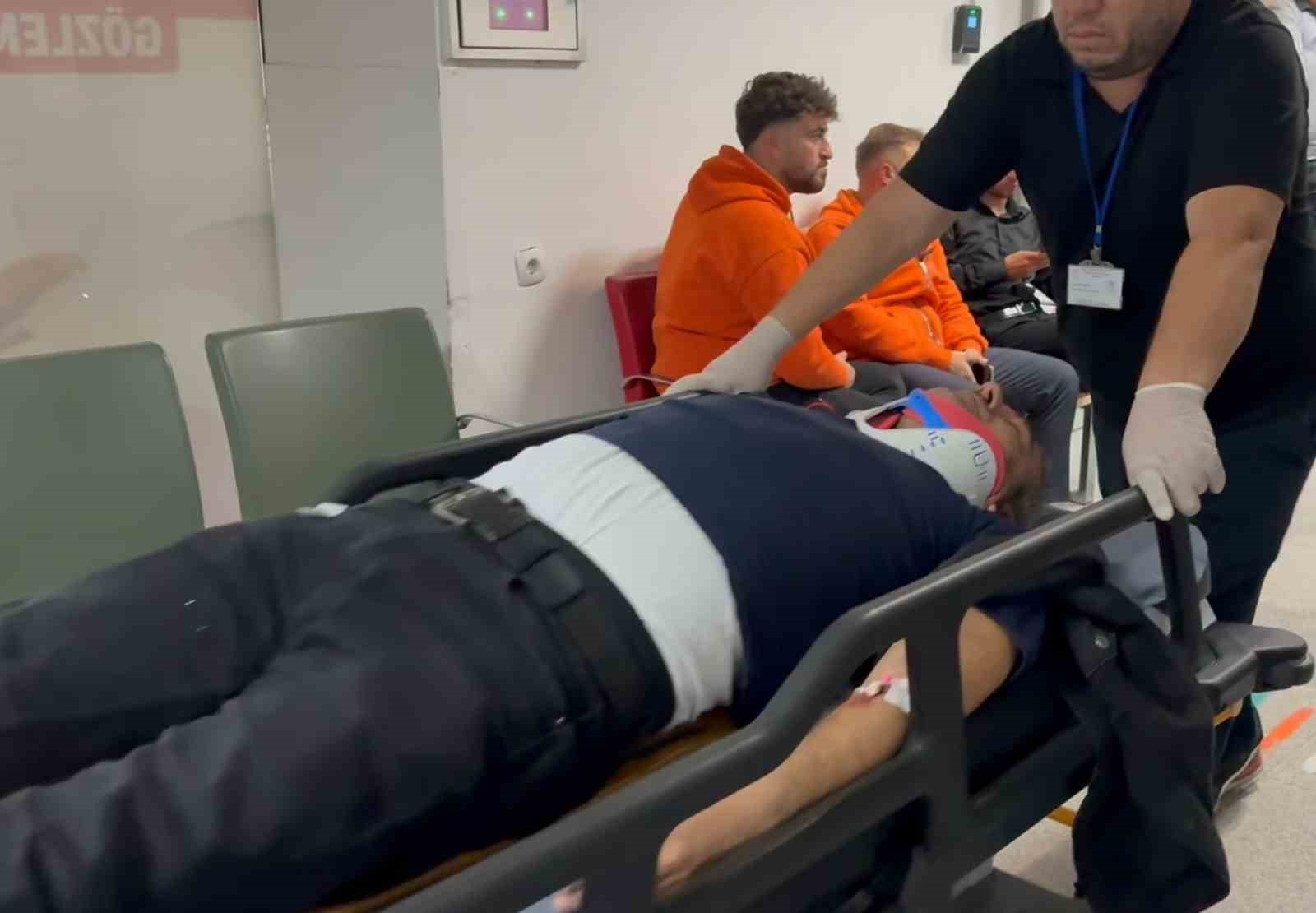 Hastaneye giden doktorun aracı ile hasta taşıyan ambulans &ccedil;arpıştı: 1&rsquo;i doktor 7 yaralı
