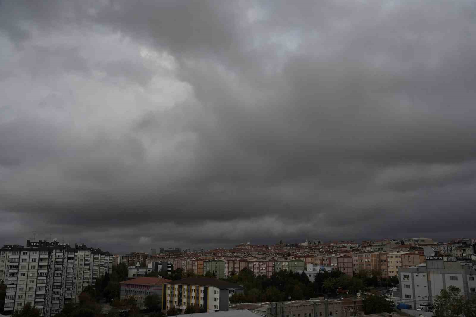 İstanbul’un üzerine kara bulutlar çöktü

