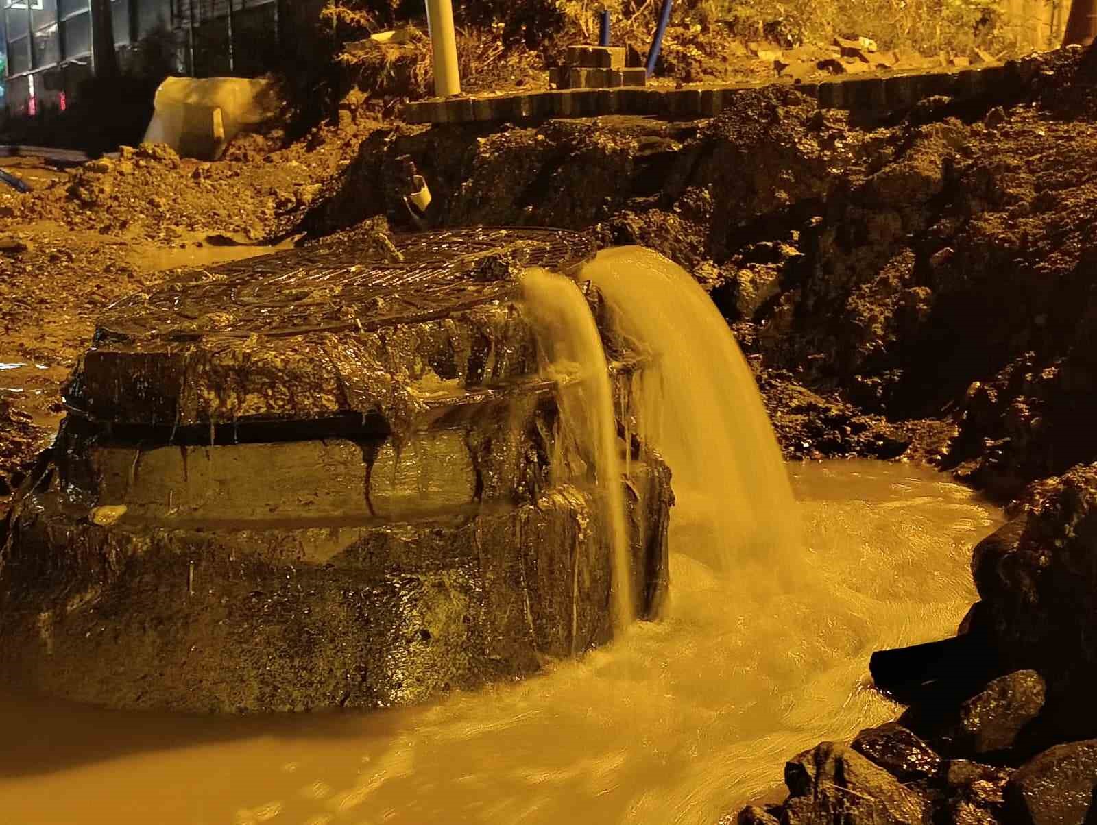 Tekirdağ’da sağanak yağışta altyapı çöktü, rögarlar taştı
