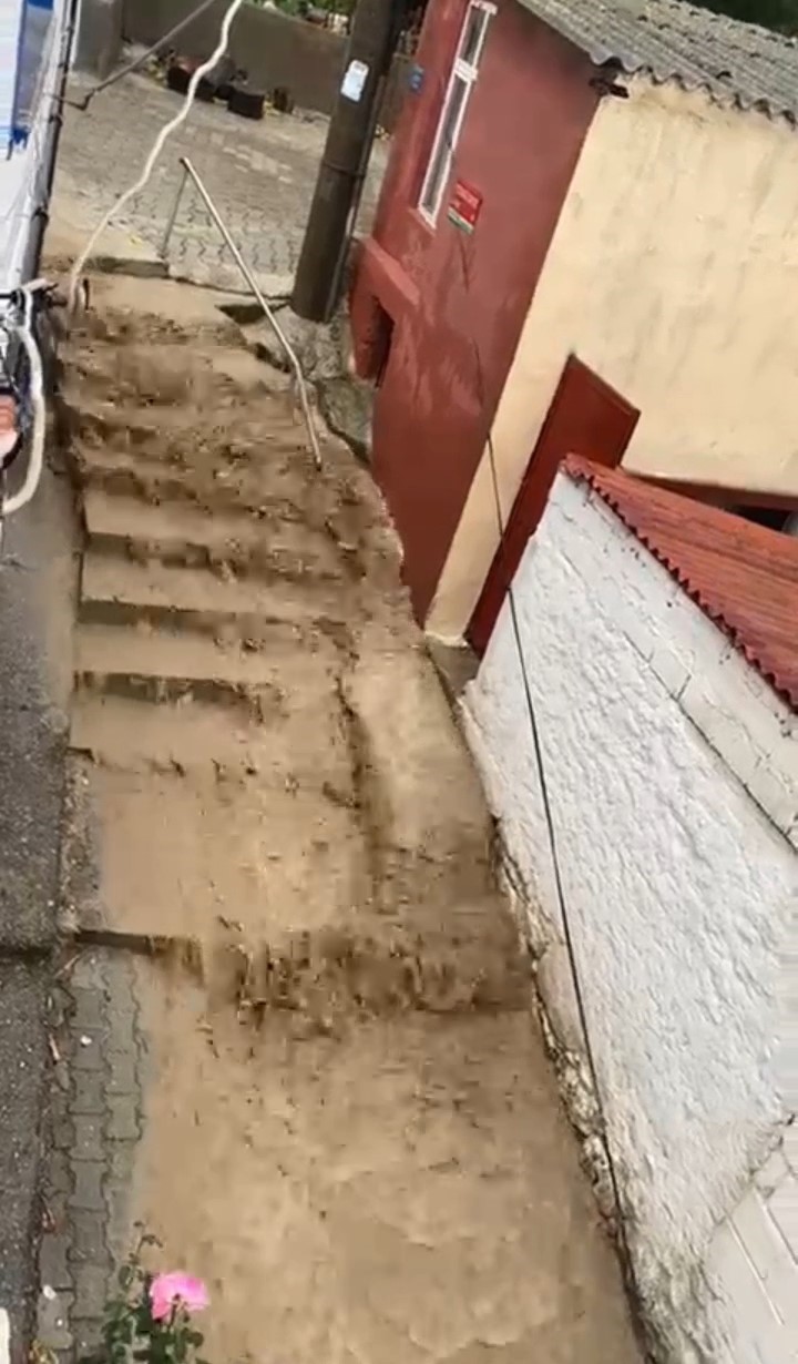 Lapseki’de cadde ve sokaklar göle döndü
