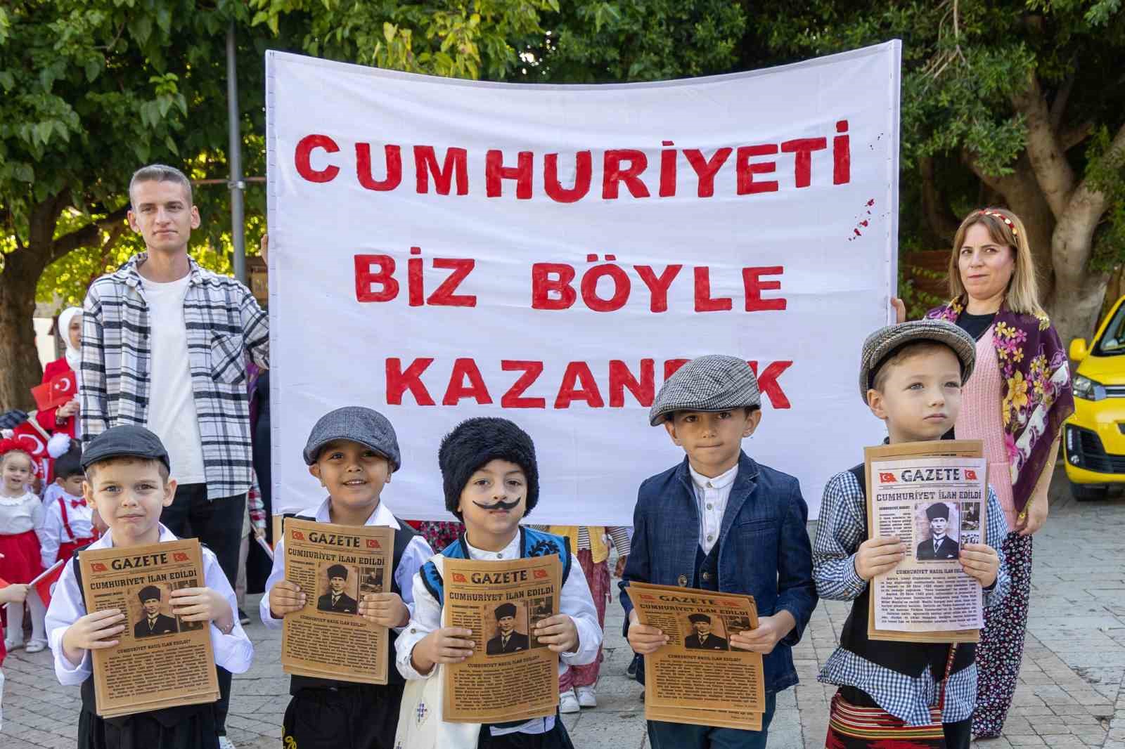 Minik öğrenciler 102 yıl öncesinin gazetecileri oldu
