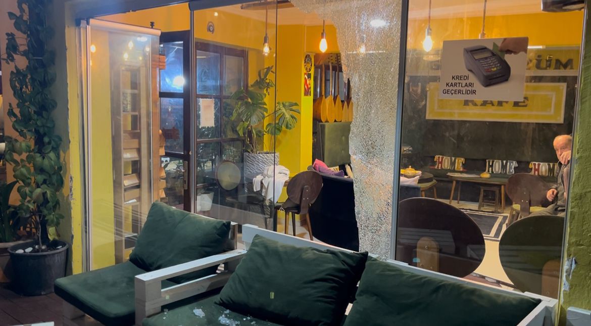 Bursa&rsquo;da mekana alınmayan alkoll&uuml; şahıs dehşet sa&ccedil;tı: 4 yaralı
