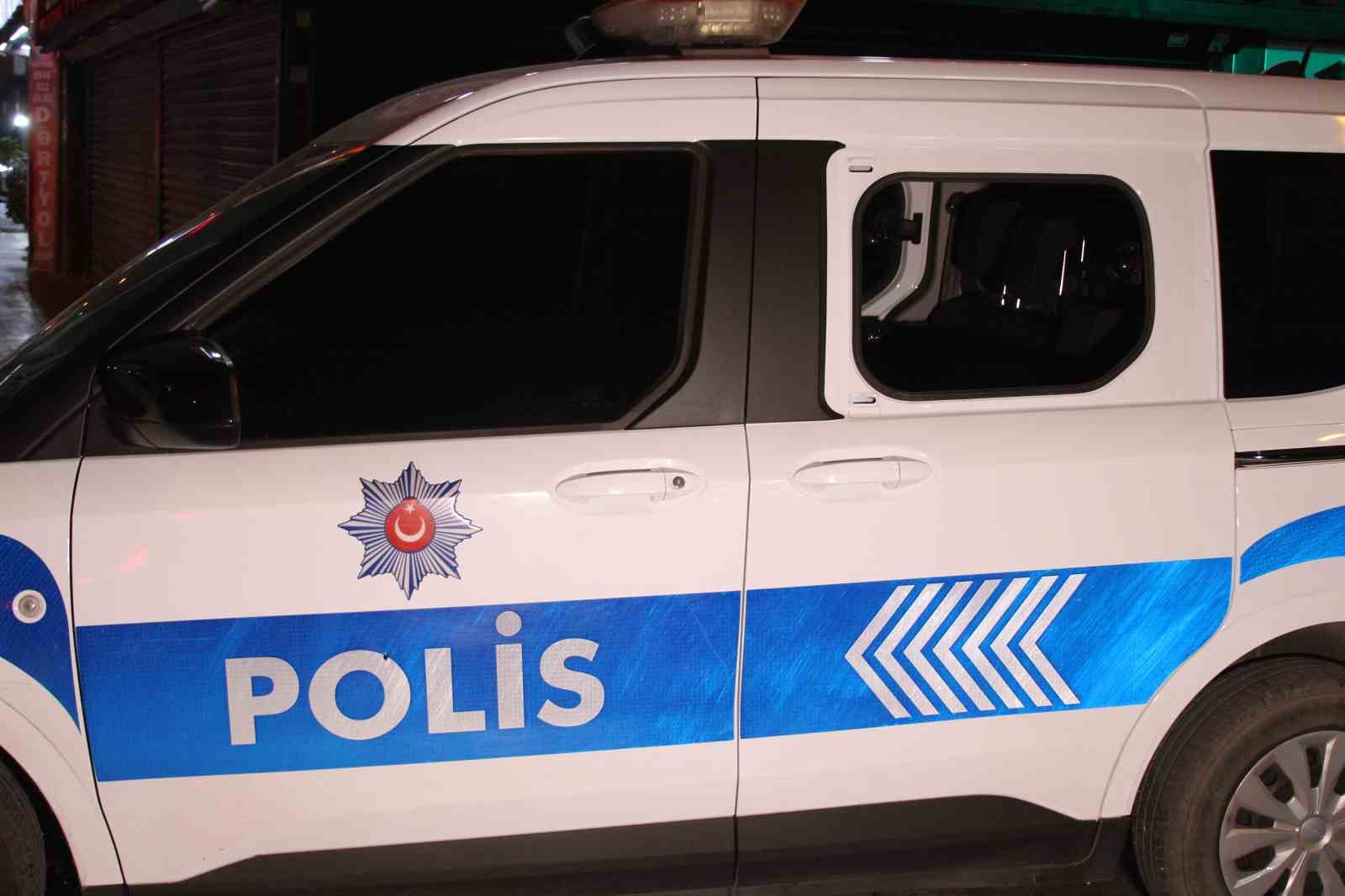 Adana’da çay ocağına kurşun yağmuru: Polis aracı hedef oldu