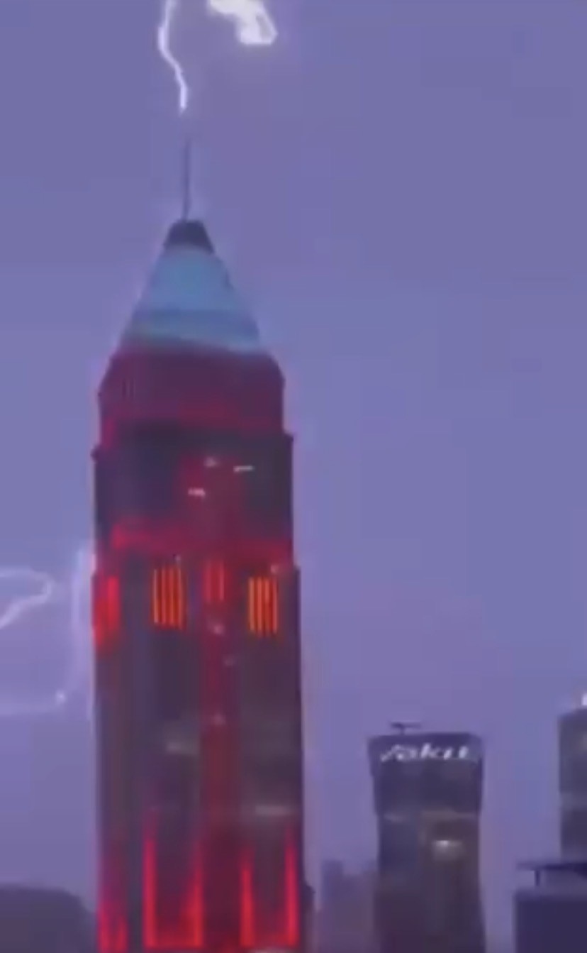 İstanbul Finans Merkezi’nin tepesine yıldırım düştü
