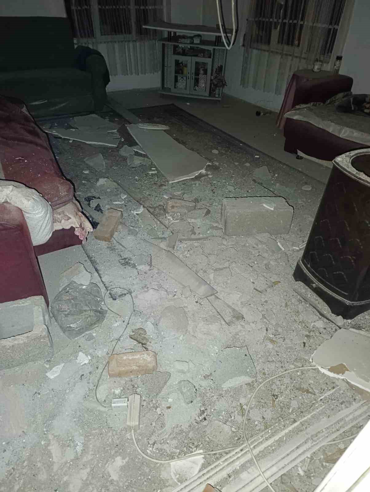 Depremde Gördes’te bir evin tavanı çöktü