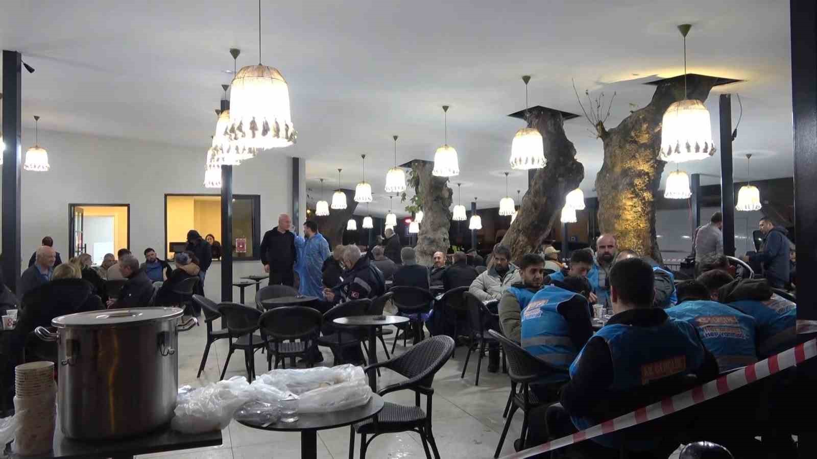 Bakan Yerlikaya, deprem b&ouml;lgesinde incelemelerde bulundu
