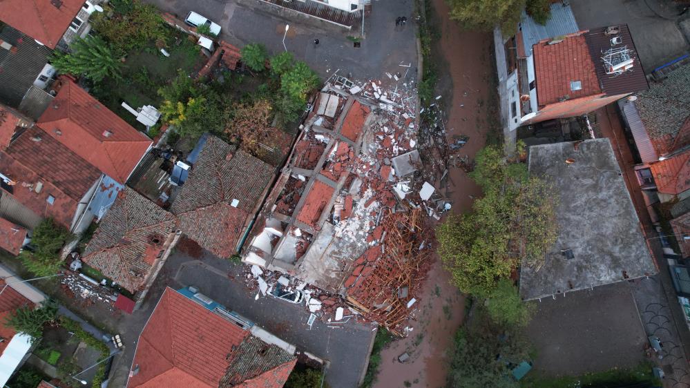 Sındırgı depreminde çöken binalar sabahın ilk ışıklarıyla böyle görüntülendi