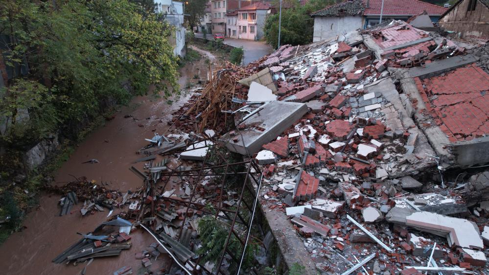 Sındırgı depreminde çöken binalar sabahın ilk ışıklarıyla böyle görüntülendi