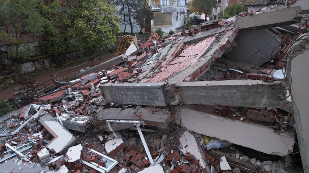 Sındırgı depreminde çöken binalar sabahın ilk ışıklarıyla böyle görüntülendi