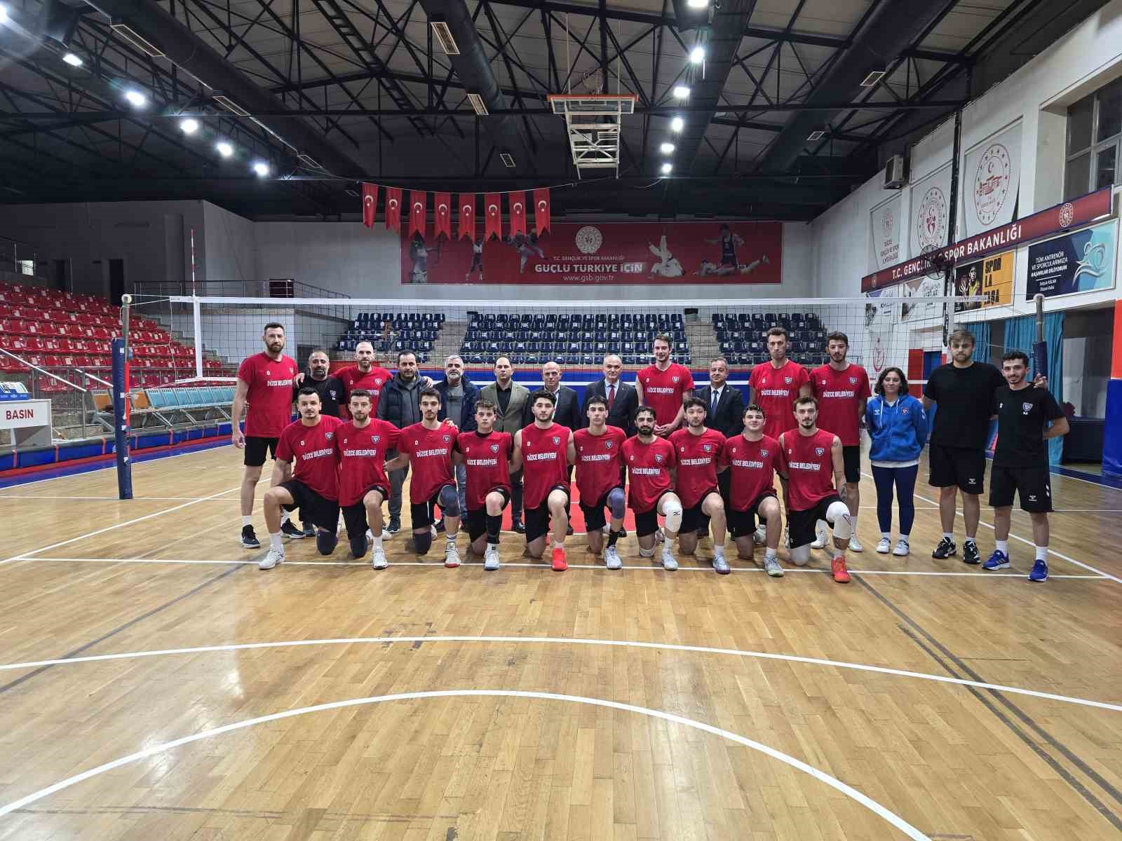 Başkan &Ouml;zl&uuml; voleybolcuların ağzını tatlandırdı
