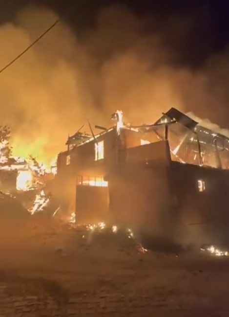 Alevlere teslim olan 6 ev ve ahır kullanılmaz hale geldi
