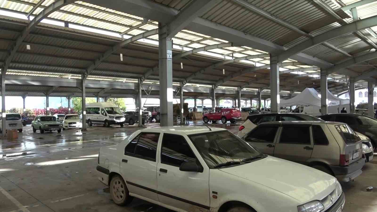 Sındırgı’da depremin ardından halk geceyi sokakta ve çadırlarda geçirdi
