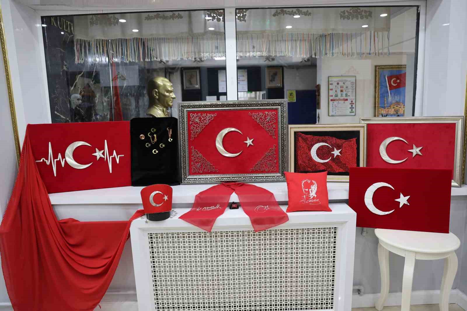 Olgunlaşma Enstitüsü’nde Cumhuriyet’in 102. yılına özel "bayrak" temalı eserler işlendi
