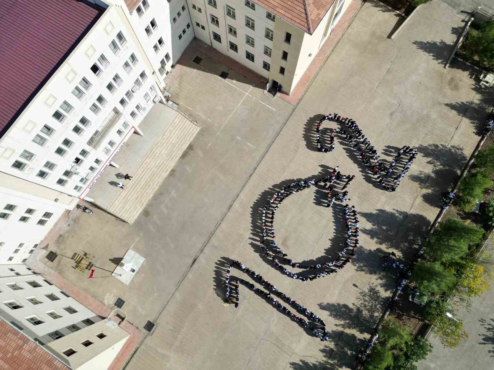Siverekli öğrencilerden cumhuriyetin 102. yılına anlamlı koreografi
