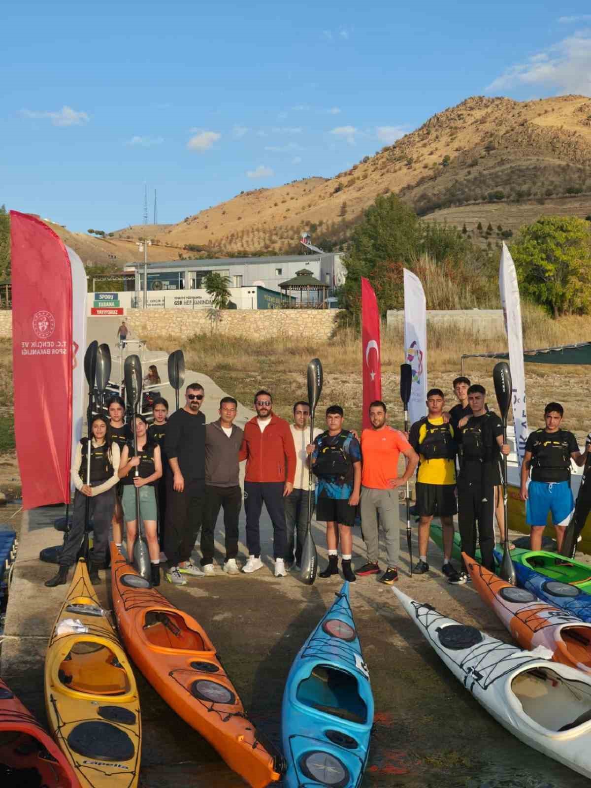 Tunceli’de kano yarışları renkli görüntüler oluşturdu