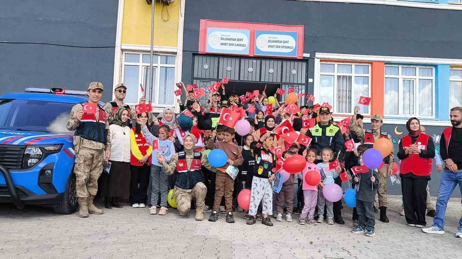 Siirt’te jandarmadan öğrencilere trafik eğitimi
