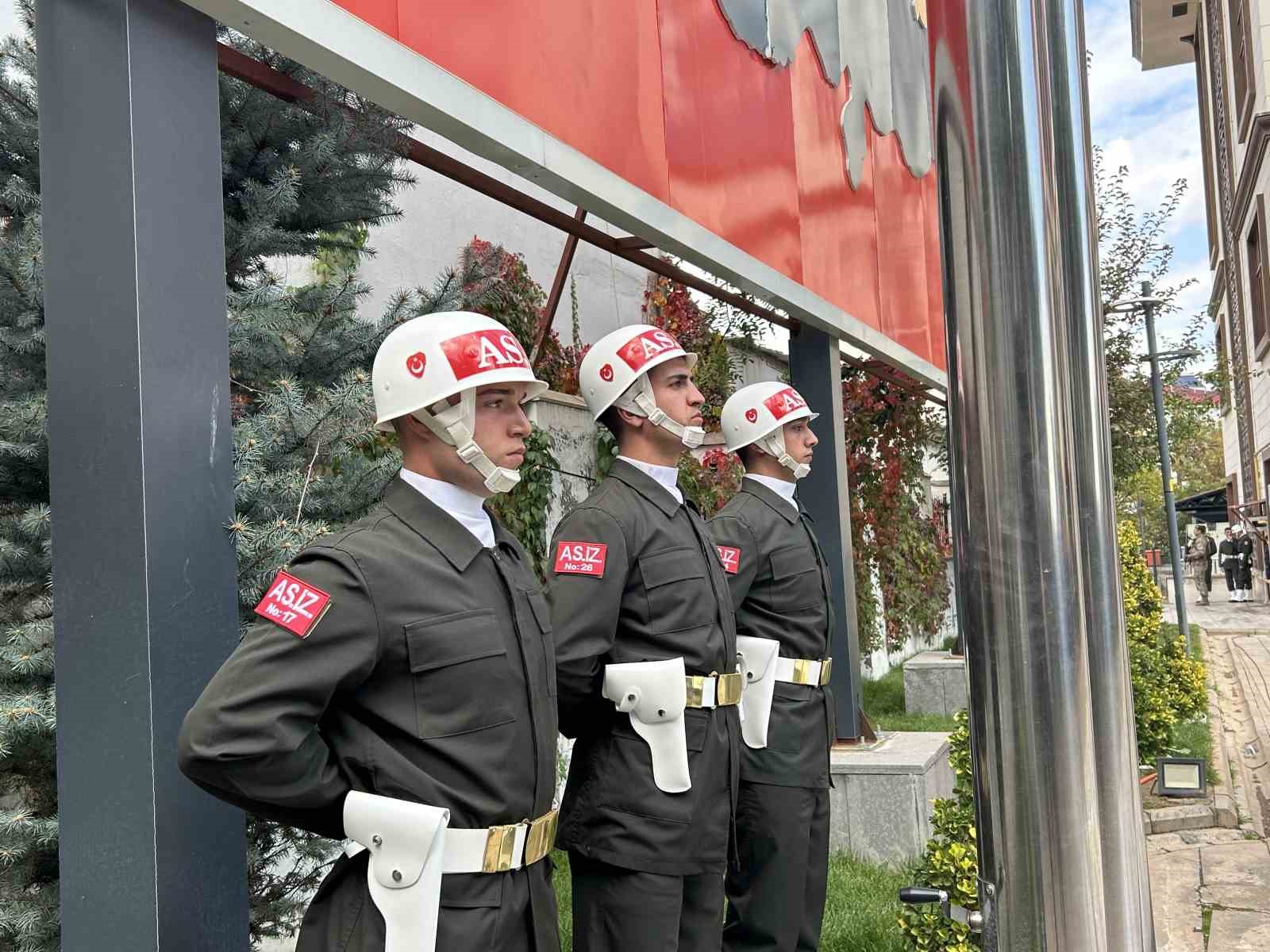 Bingöl’de Cumhuriyet’in 102. yılı kutlamaları çelenk sunumuyla başladı
