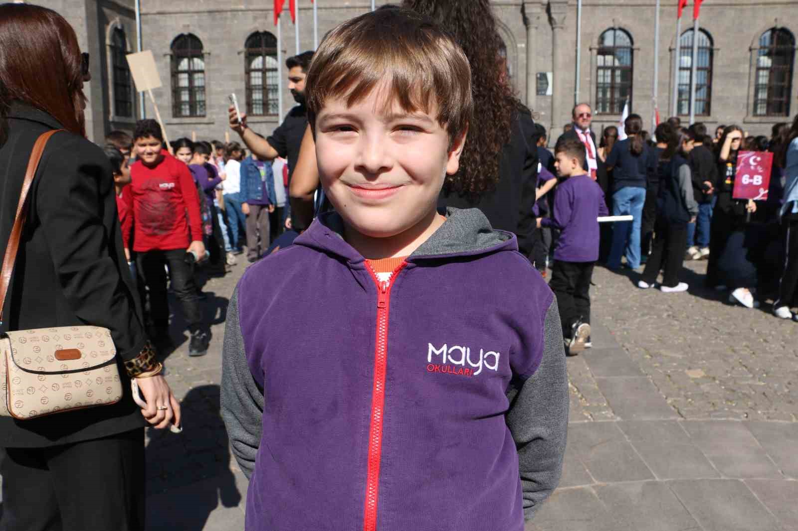 Türk bayrağını kapan sokağa çıktı, minik öğrenciler cumhuriyeti kutladı
