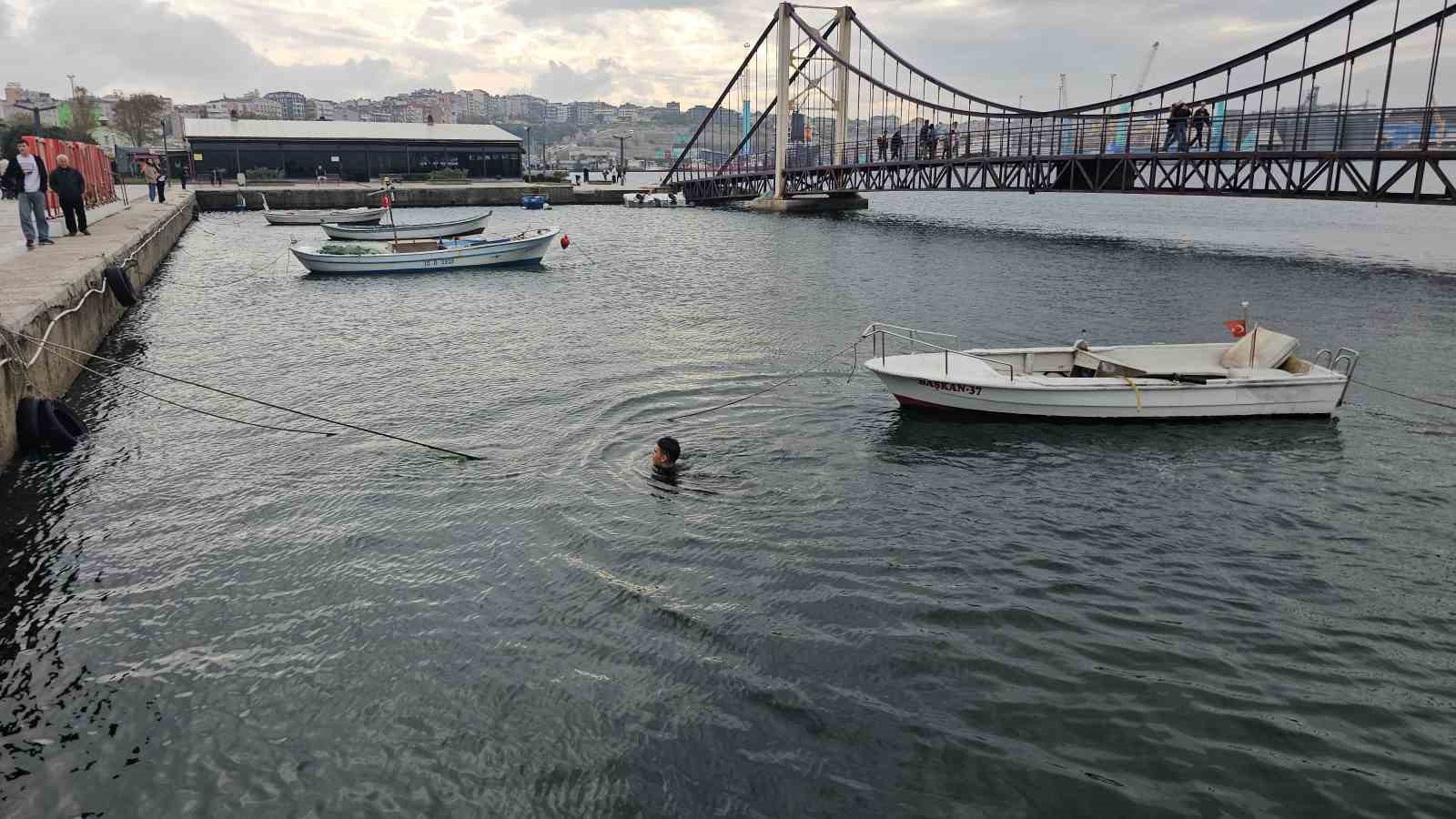 Bandırma&rsquo;da iddiayı kaybeden gen&ccedil; kış g&uuml;n&uuml; denize atladı
