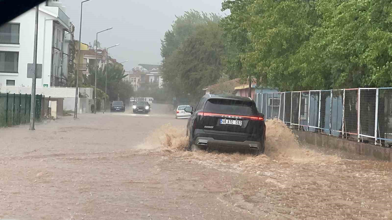 Fethiye sağanak yağışa teslim oldu, ev ve iş yerleri sular altında kaldı
