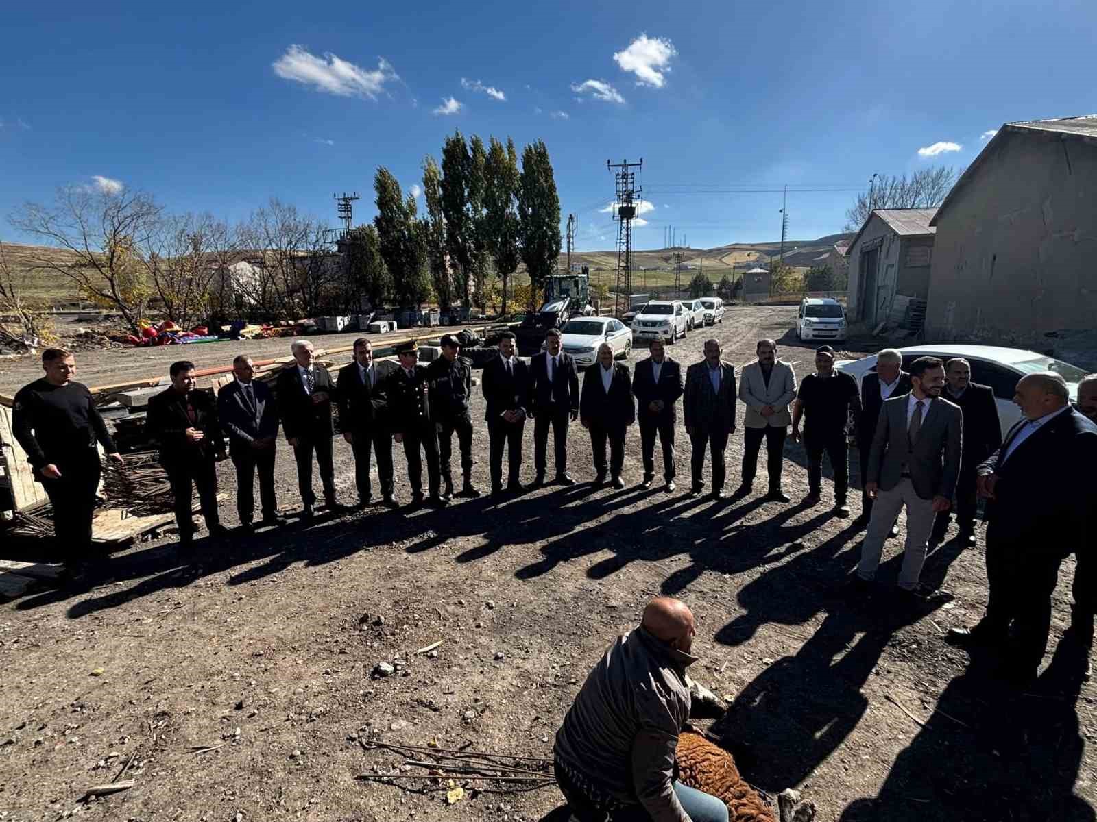 Tutak&rsquo;ta hayvan pazarı yapılıyor
