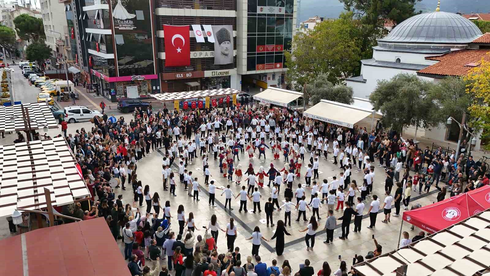 MTK Koleji’nden "Adım Adım Cumhuriyet" Zeybek gösterisi
