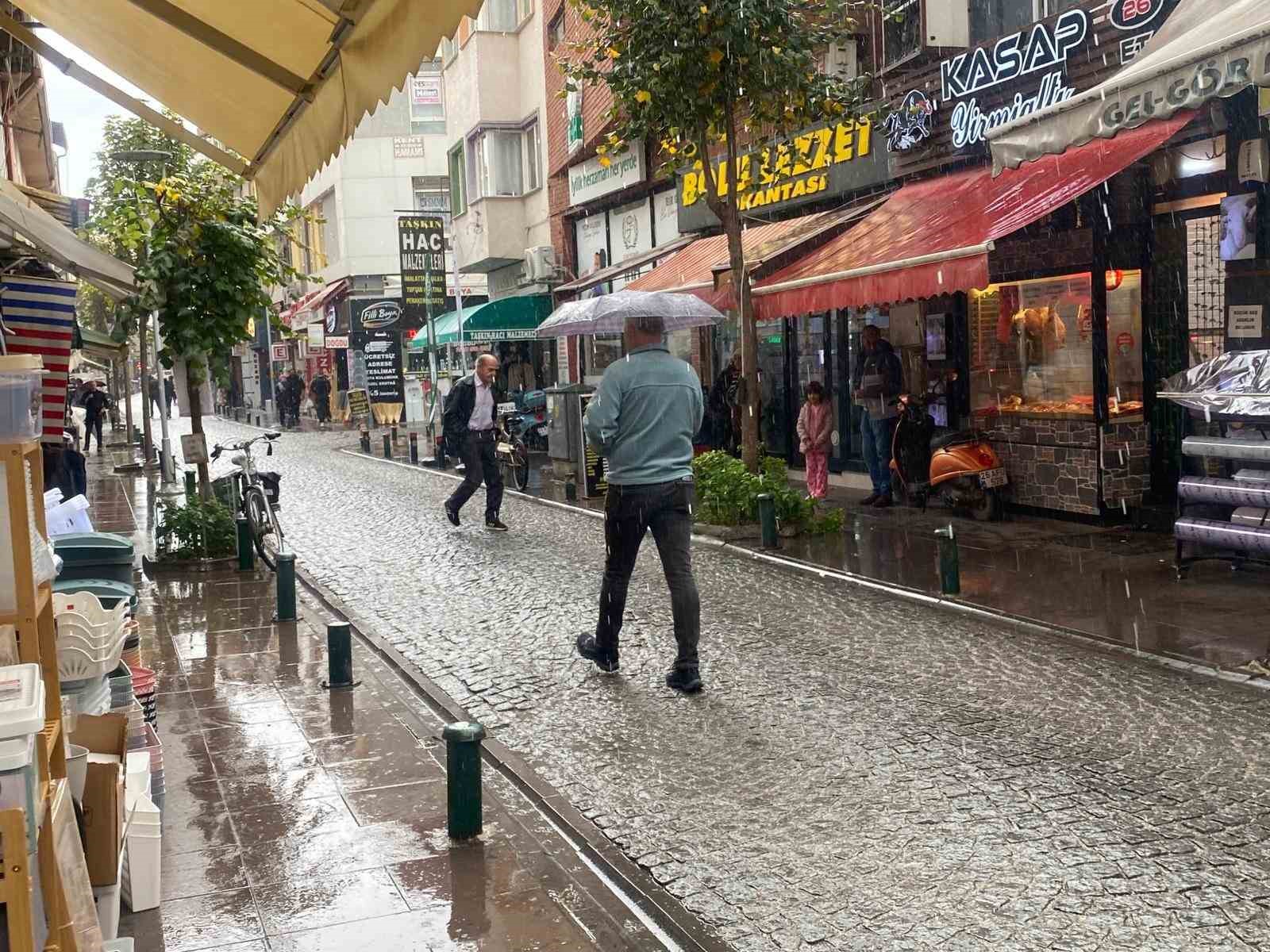 Eskişehir’de aniden bastıran yağış vatandaşlara zor anlar yaşattı
