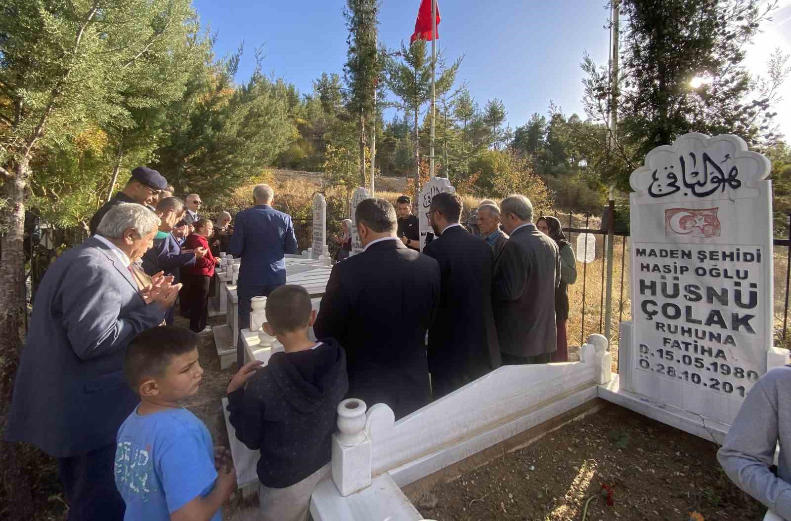 Ermenek&rsquo;teki maden faciasında hayatını kaybeden iş&ccedil;iler mezarları başında anıldı
