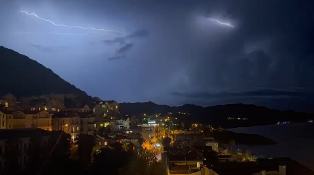 Kaş&rsquo;ta şimşekler geceyi g&uuml;nd&uuml;ze &ccedil;evirdi: Muhteşem doğa olayı kameraya yansıdı
