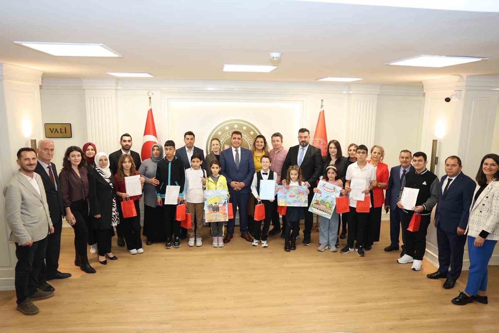 Vali Aslan, yarışmada dereceye giren çocukları ağırladı