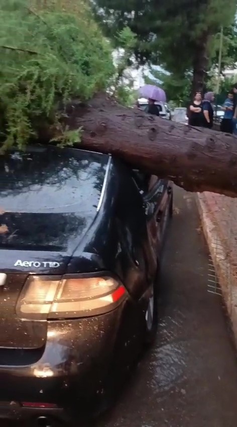 Antalya 15 dakikada kışı yaşadı, Konyaaltı Sahili beyaza b&uuml;r&uuml;nd&uuml;
