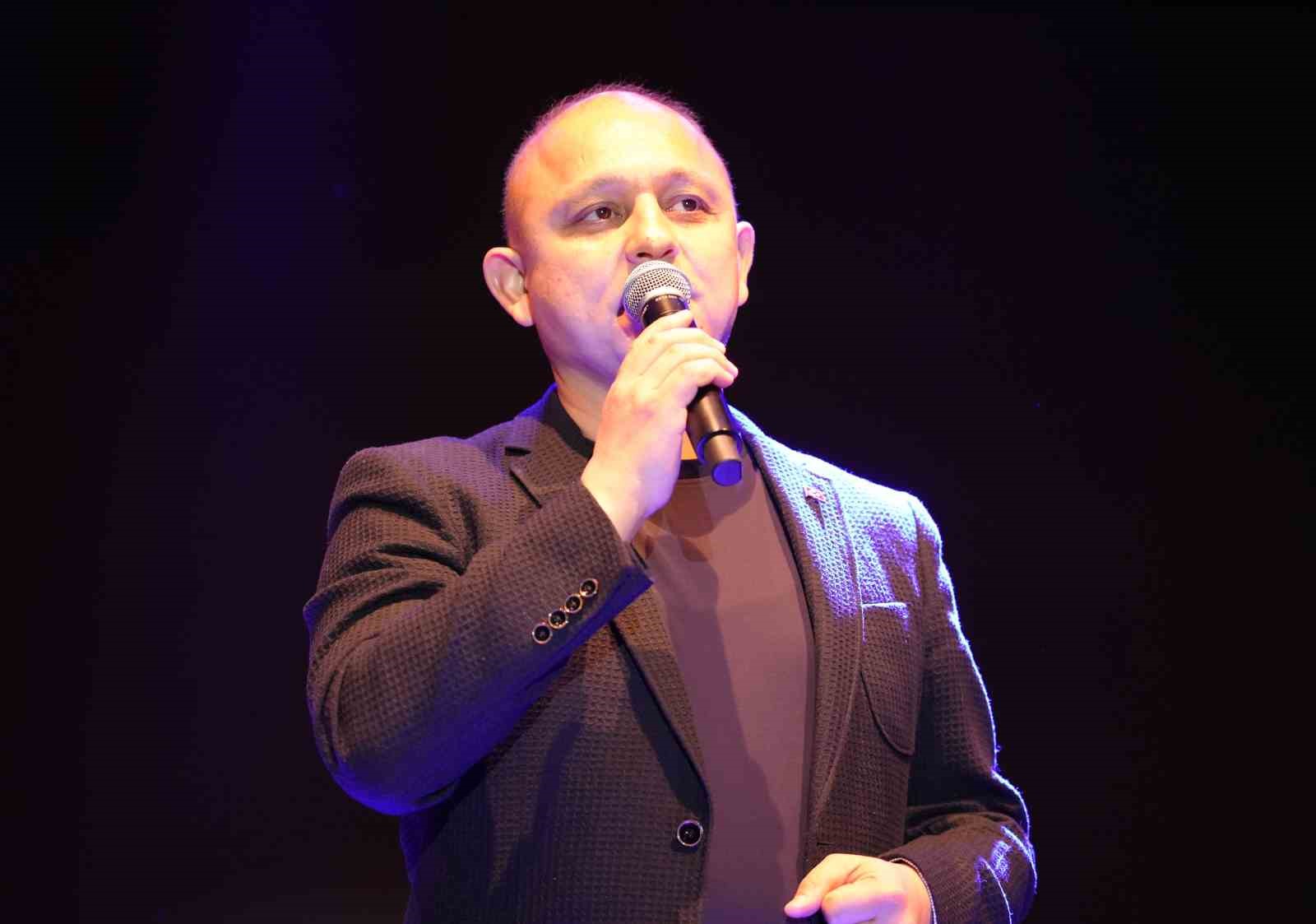 Yağmur altında Cumhuriyet coşkusu: &Uuml;nl&uuml; şarkıcı Fettah Can hayranlarıyla buluştu
