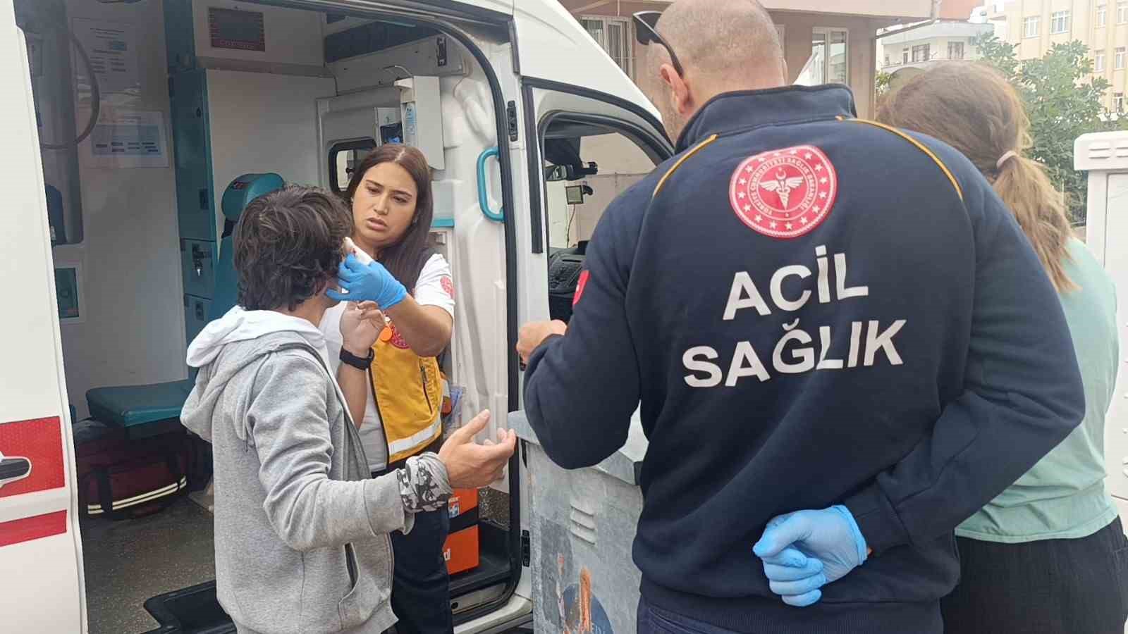 Motosiklet, hafif ticari araca &ccedil;arpmamak i&ccedil;in devrildi: 2 yaralı
