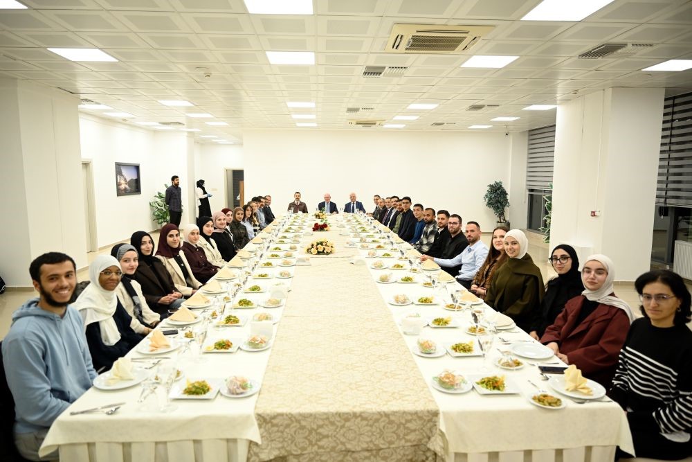 Uşak Üniversitesi Rektörü Savaş, Filistinli öğrencilerle buluştu
