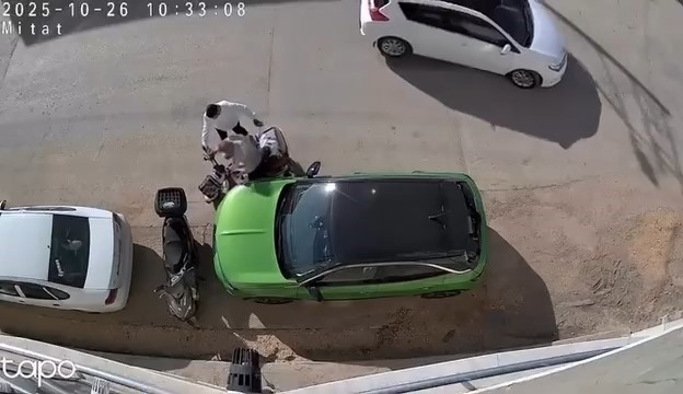 Park halindeki otomobile &ccedil;arpıp hi&ccedil;bir şey olmamış gibi ka&ccedil;tı
