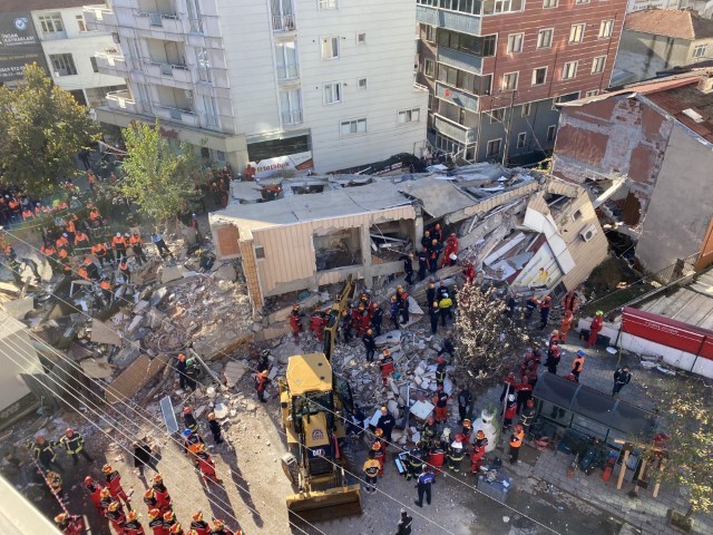 Gebze’de çöken binada enkaz altında kalan aile fertlerinin kimlikleri belli oldu