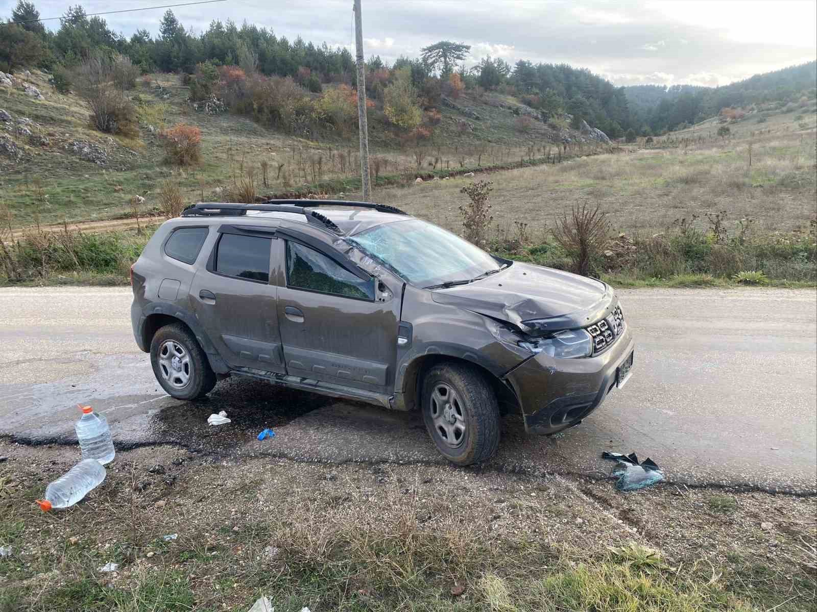 Bilecik&rsquo;te takla atan ara&ccedil;ta 2 kişi yaralandı
