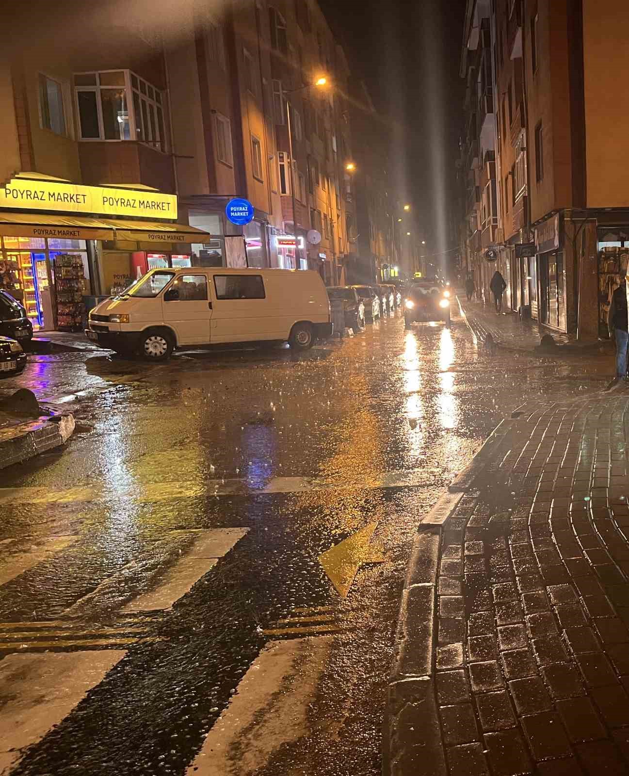 Ters y&ouml;nden &ccedil;ıkan otomobile &ccedil;arpmamak i&ccedil;in kaza yaptı: O anlar kamerada
