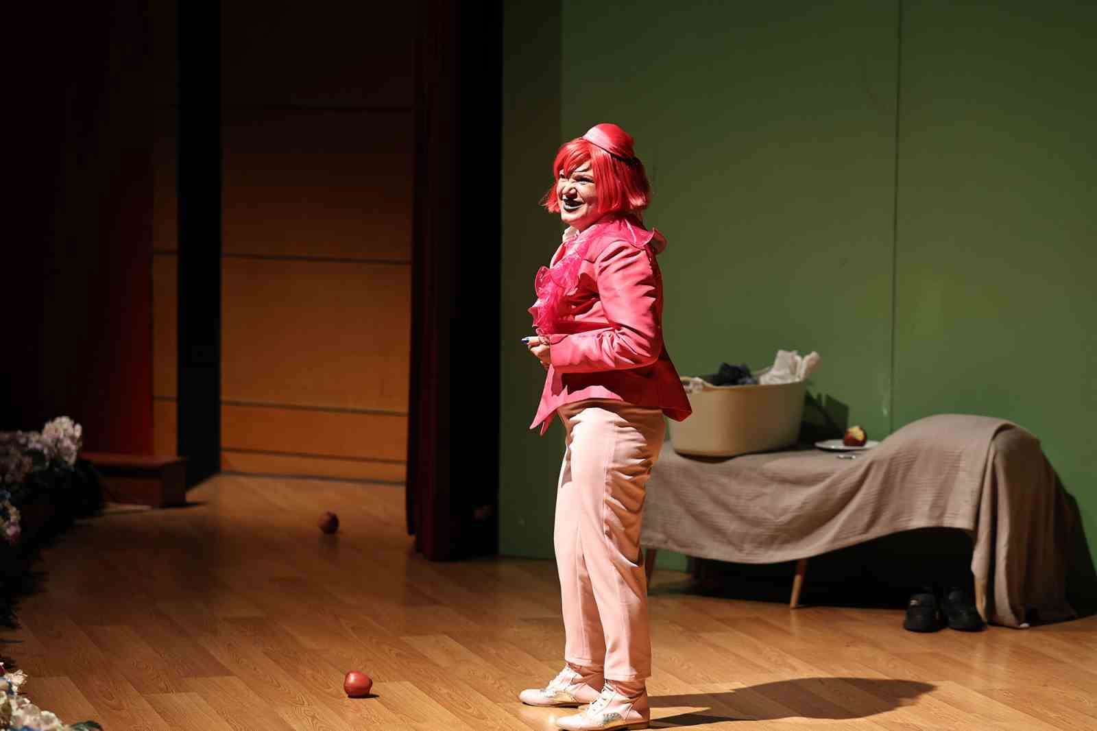 Ekim takvimi "M&uuml;kemmel Partner" tiyatrosu ile son buldu
