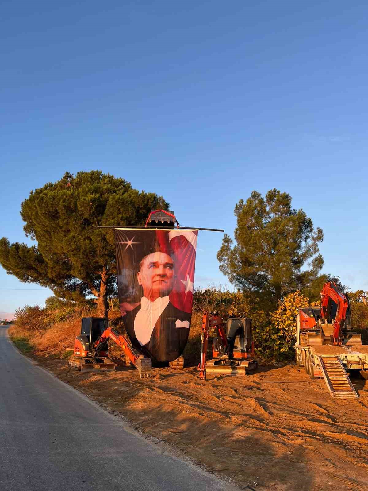 Kepçe operatöründen anlamlı cumhuriyet kutlaması
