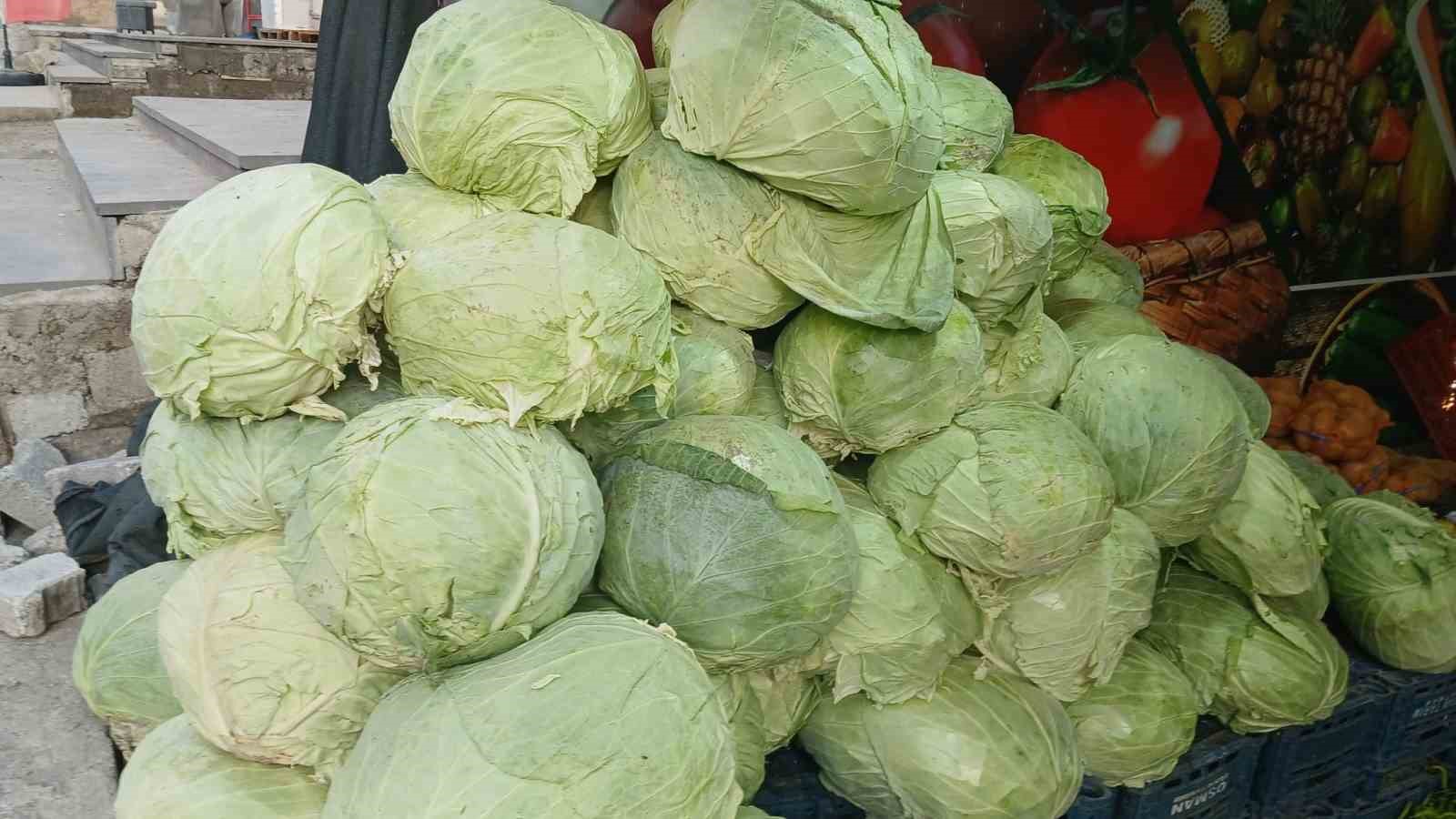 Muş lahanaları Diyarbakır’da tezgahlarda yerini aldı