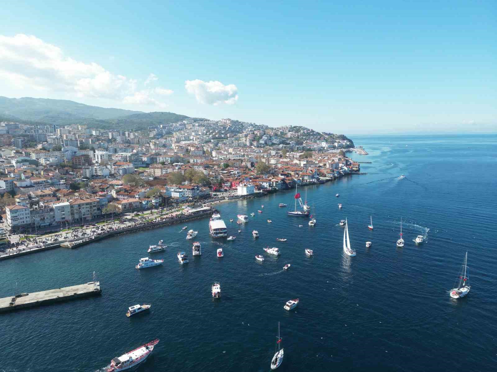 Denizde onlarca tekne kortej yaptı
