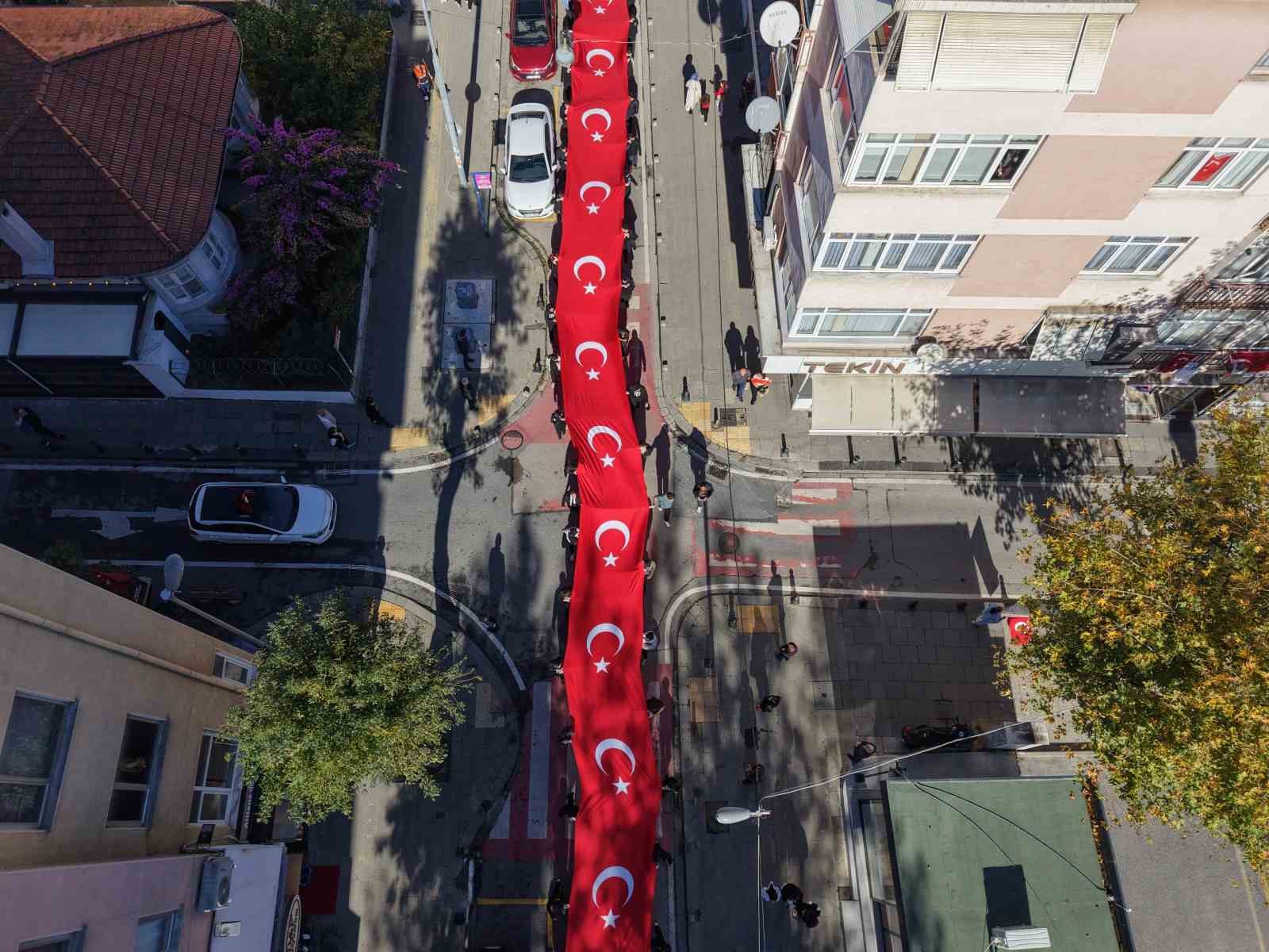 Pendik&rsquo;te 102 metrelik T&uuml;rk bayrağıyla Cumhuriyet kutlaması havadan g&ouml;r&uuml;nt&uuml;lendi
