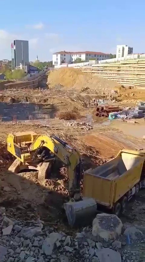 &Uuml;mraniye&rsquo;de yol &ccedil;&ouml;kt&uuml;: O anlar kamerada
