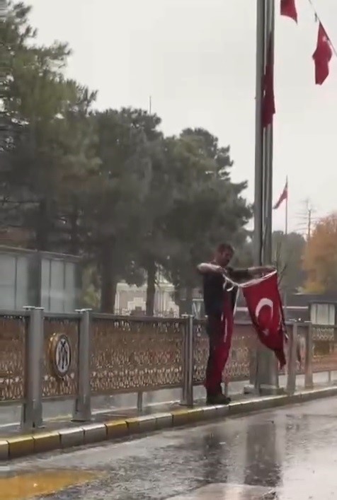 Erzincanlı vatandaşın bayrak hassasiyeti duygulandırdı

